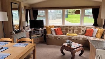 Televisio, takka, kirjoja