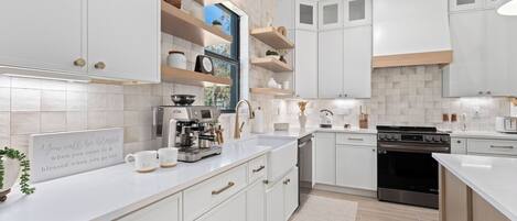 冷蔵庫、電子レンジ、オーブン、コンロ