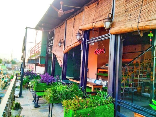 Serveert ontbijt, lunch, diner, Indische gerechten