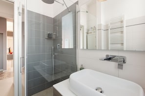 Douche, sĂšche-cheveux, bidet