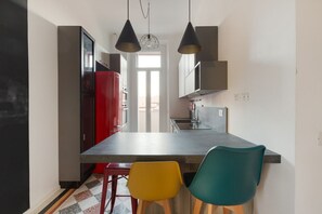 Kühlschrank, Mikrowelle, Ofen, Herdplatte