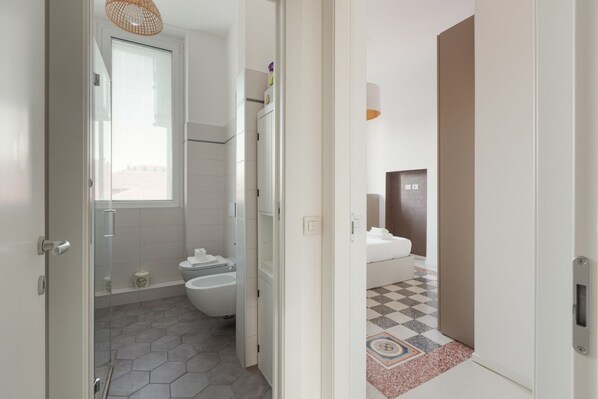 Dusche, Haartrockner, Bidet