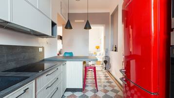 Een koelkast, een magnetron, een oven, een kookplaat