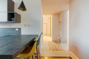 Interior - GuestHost - M4 Argonne Cosy Apartment (Milano)