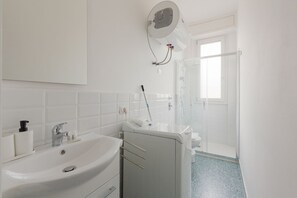 Een douche, een haardroger, een bidet, handdoeken