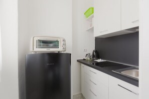 Geladeira, cooktop, talheres/pratos/utensílios de cozinha