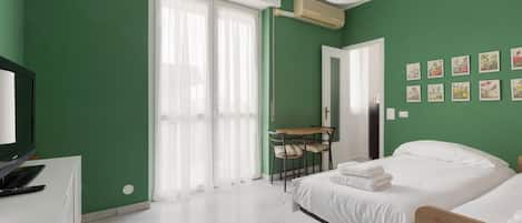 Tabla de planchar con plancha, wifi y ropa de cama