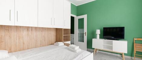 Tabla de planchar con plancha, wifi y ropa de cama