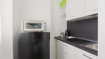 Kühlschrank, Herdplatte, Kochgeschirr/Geschirr/Besteck