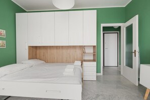 Tabla de planchar con plancha, wifi y ropa de cama 