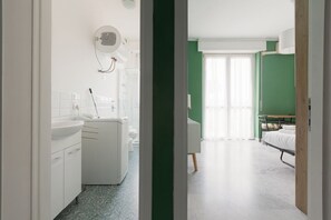Regadera, secadora de cabello, bidet, toallas 