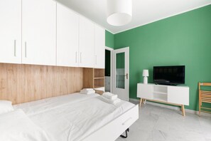 Iron/ironing board, WiFi, bed sheets