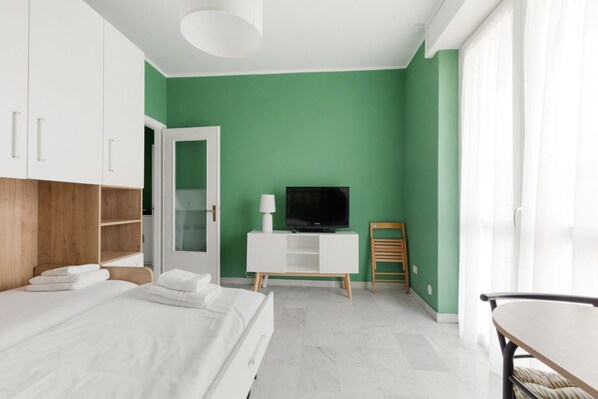 Tabla de planchar con plancha, wifi y ropa de cama