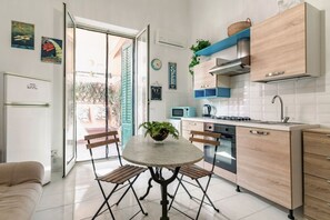 Fridge, microwave, oven, stovetop - The Flavour of Palermo - Kalsa Lovely Apartment (Palermo)