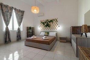 2 bedrooms, desk, iron/ironing board, WiFi