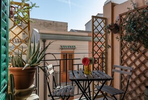 Outdoor dining - GuestHost - The Flavour of Palermo - Kalsa Lovely Apartment (Palermo)