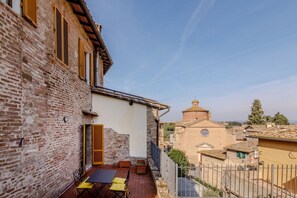Outdoor dining - Elegant 120 sqm apartment for 6 people, located on the first floor of a historic residence without an elevator, adjacent to Porta di San Maurizio, on the ancient 13th-century walls. Featuring a spacious terrace, the accommodation is in the city center, j (Siena)
