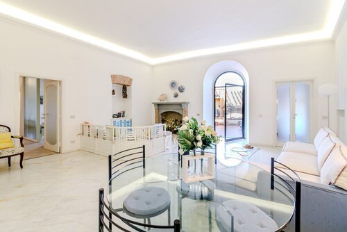 Elegant 120 sqm apartment for 6 people, located on the first floor of a historic residence without an elevator, adjacent to Porta di San Maurizio, on the ancient 13th-century walls. Featuring a spacious terrace, the accommodation is in the city center, j