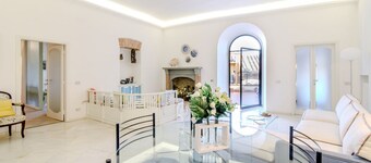 Elegant 120 sqm apartment for 6 people, located on the first floor of a historic residence without an elevator, adjacent to Porta di San Maurizio, on the ancient 13th-century walls. Featuring a spacious terrace, the accommodation is in the city center, j