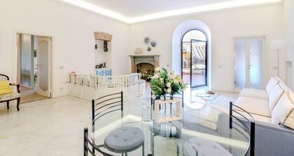 Elegant 120 sqm apartment for 6 people, located on the first floor of a historic residence without an elevator, adjacent to Porta di San Maurizio, on the ancient 13th-century walls. Featuring a spacious terrace, the accommodation is in the city center, j