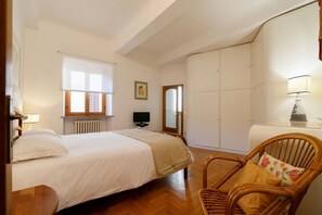 3 bedrooms, iron/ironing board, WiFi, bed sheets - GuestHost - Elegant 120 sqm apartment for 6 people, located on the first floor of a historic residence without an elevator, adjacent to Porta di San Maurizio, on the ancient 13th-century walls. Featuring a spacious terrace, the accommodation is in the ci (Siena)