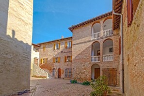 Exterior - GuestHost - Elegant 120 sqm apartment for 6 people, located on the first floor of a historic residence without an elevator, adjacent to Porta di San Maurizio, on the ancient 13th-century walls. Featuring a spacious terrace, the accommodation is in the ci (Siena)