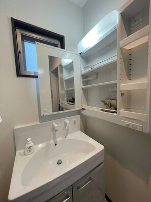 Een haardroger, handdoeken