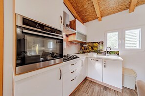 Kylskåp, spishäll och grytor/köksredskap