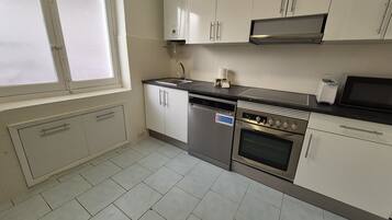 Frigorífico, microondas, horno y lavavajillas