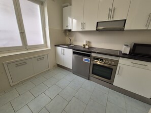 Kjøleskap, mikrobølgeovn, ovn og oppvaskmaskin