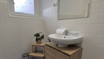 Ducha, secador de pelo y toallas