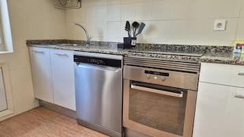 Refrigerador, microondas, horno y lavavajillas