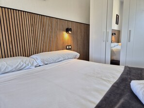 3 slaapkamers, een strijkplank/strijkijzer, gratis wifi, beddengoed