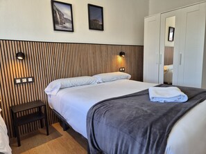 3 slaapkamers, een strijkplank/strijkijzer, gratis wifi, beddengoed