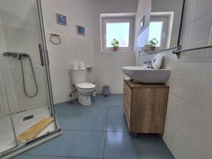 Een douche, een haardroger, handdoeken