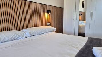 3 slaapkamers, een strijkplank/strijkijzer, gratis wifi, beddengoed