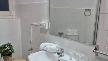 Ducha, secador de pelo y toallas