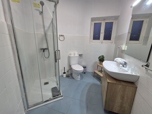 Dusj, hårføner og håndklær