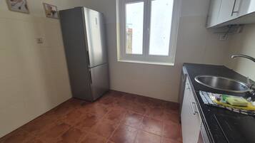 Een koelkast, een microgolfoven, een oven, een vaatwasser