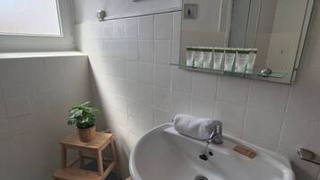 Een douche, handdoeken