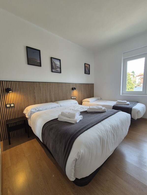 3 makuuhuonetta, silitysrauta/-lauta, ilmainen Wi-Fi, vuodevaatteet