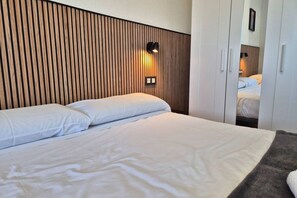 3 bedrooms, iron/ironing board, WiFi (free), bed sheets