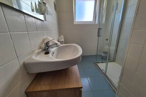 Shower, towels, shampoo