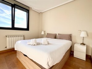 2 bedrooms, iron/ironing board, Internet, bed sheets - Lovely apartment with pool (Santander)