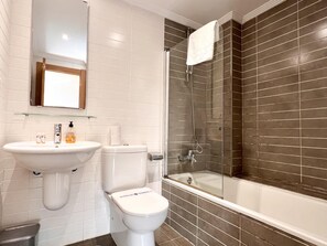 Shower, hair dryer, towels - Lovely apartment with pool (Santander)