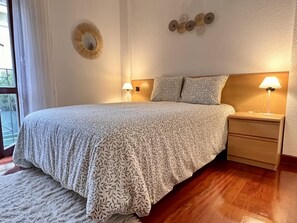 3 bedrooms, iron/ironing board, internet, bed sheets