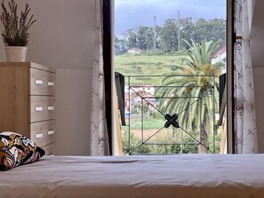 3 bedrooms, iron/ironing board, internet, bed sheets