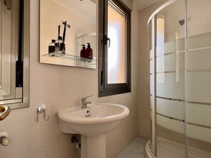 Dusche, Haartrockner, Handtücher
