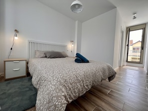 3 chambres, fer et planche à repasser, accès à Internet, literie fournie