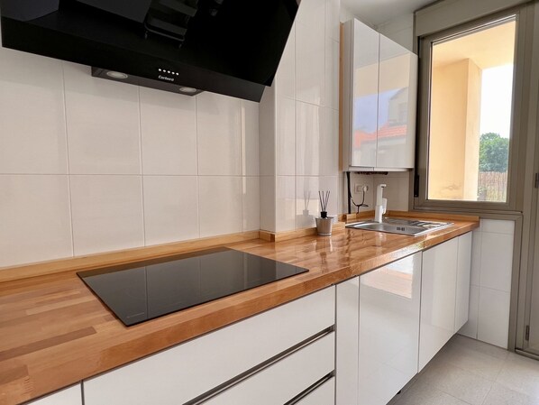 Réfrigérateur, micro-ondes, four, lave-vaisselle